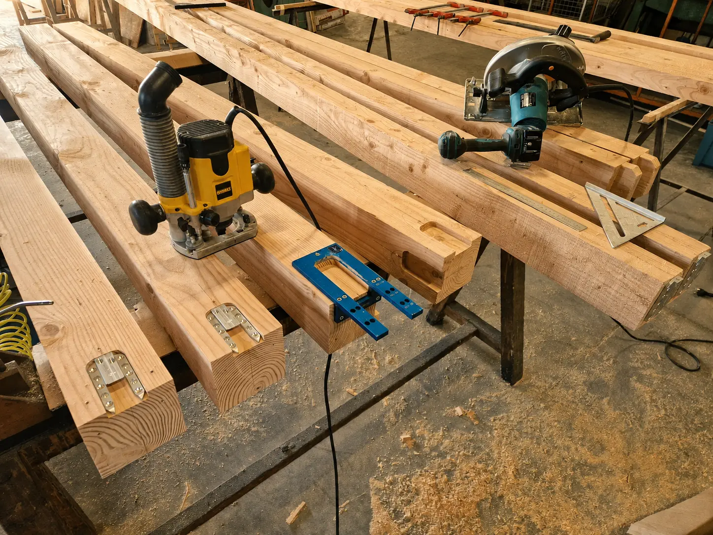 Pièces de charpente préparées avec les outils de taille dans l’Atelier