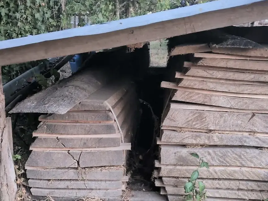 Plateaux de bois empilés et protégés pendant leur séchage