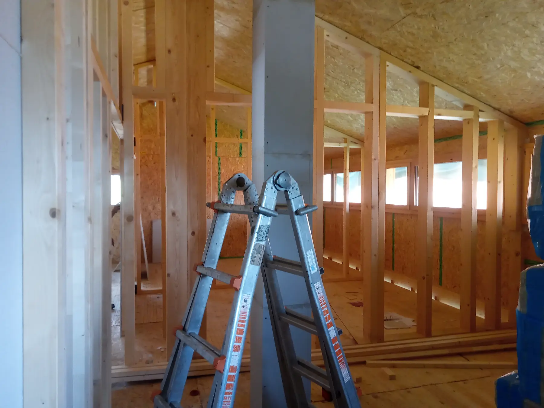 Aménagement intérieur en ossature bois avec cloisons et échelles pendant le chantier
