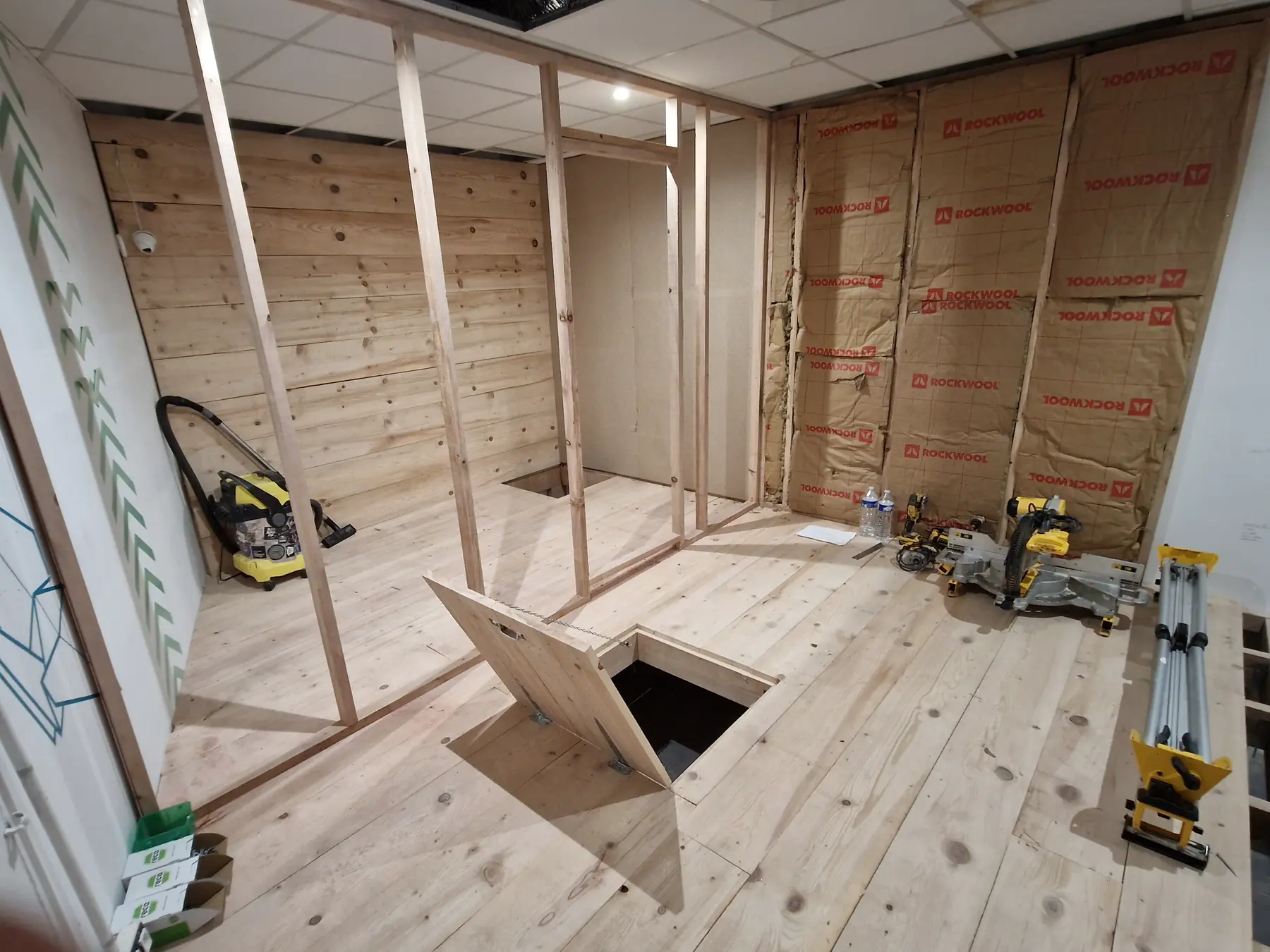 Aménagement intérieur en cours avec ossature bois, isolation et plancher