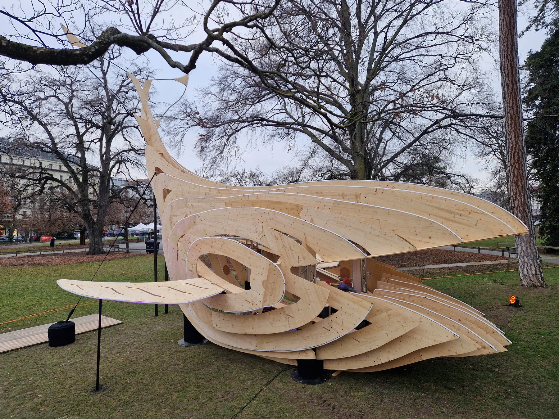 Grande création sculpturale en bois installée dans un parc