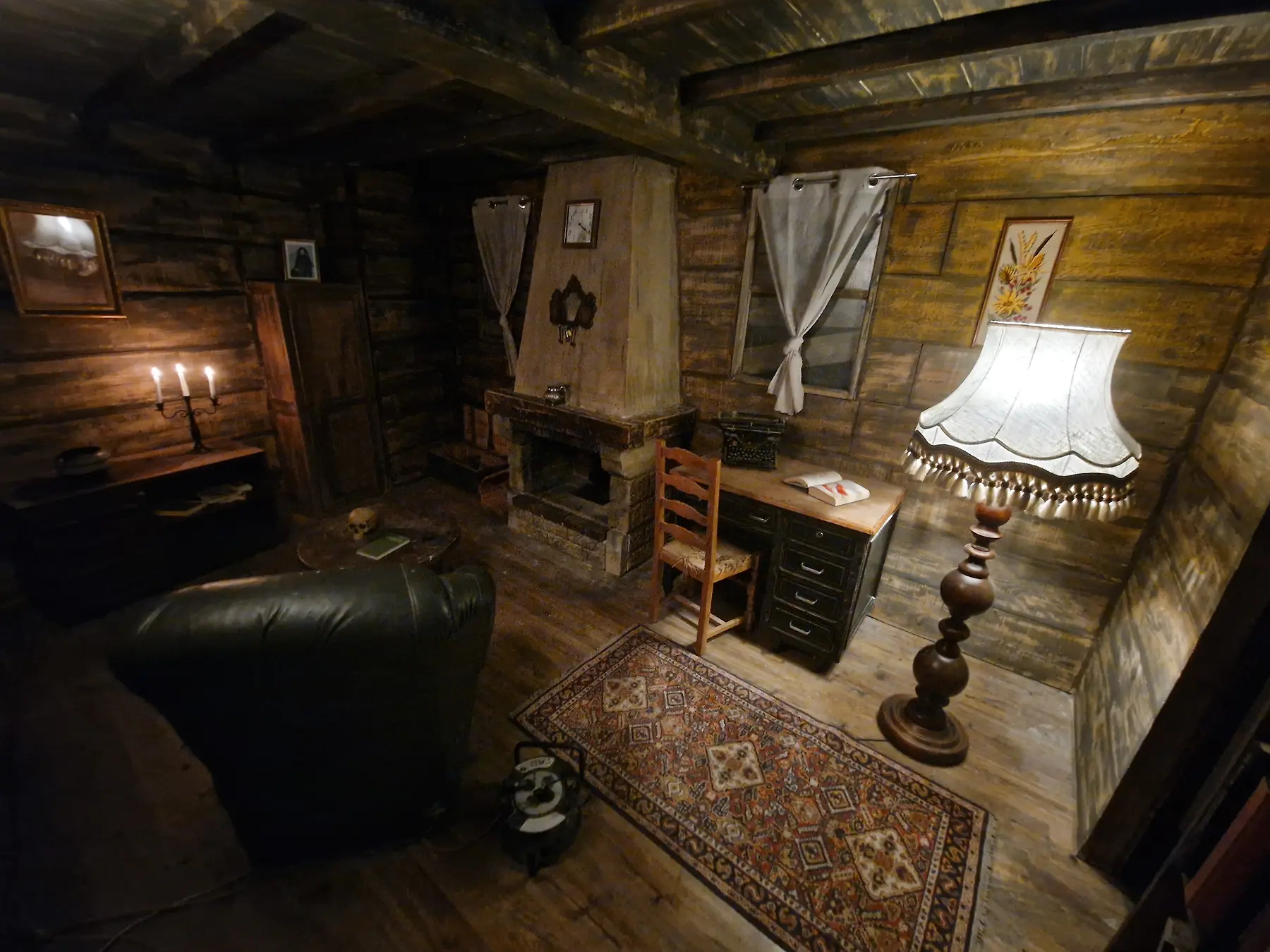 Décor immersif en bois avec cheminée, mobilier ancien et lumière d’ambiance