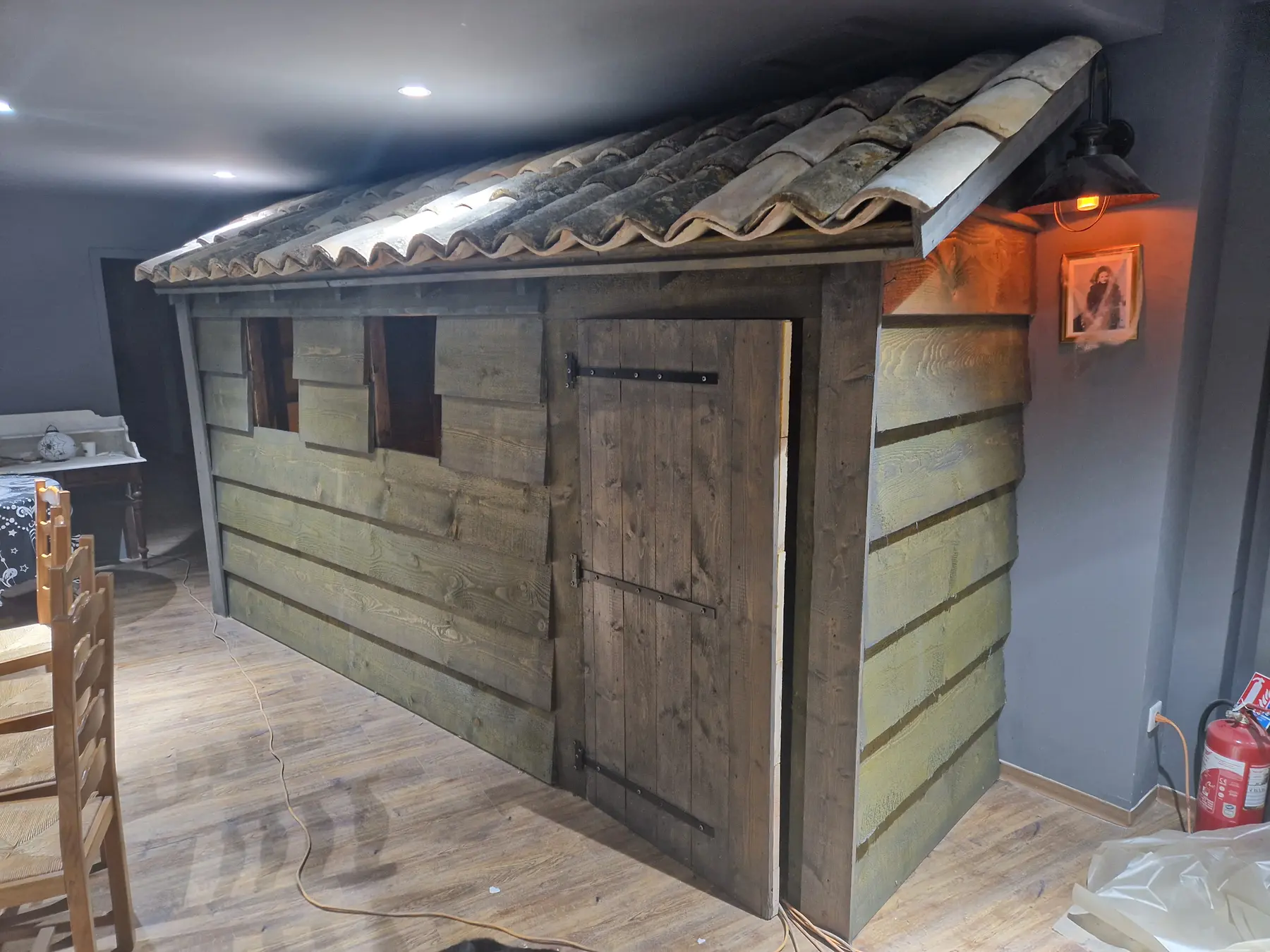 Décor intérieur représentant une petite cabane en bois