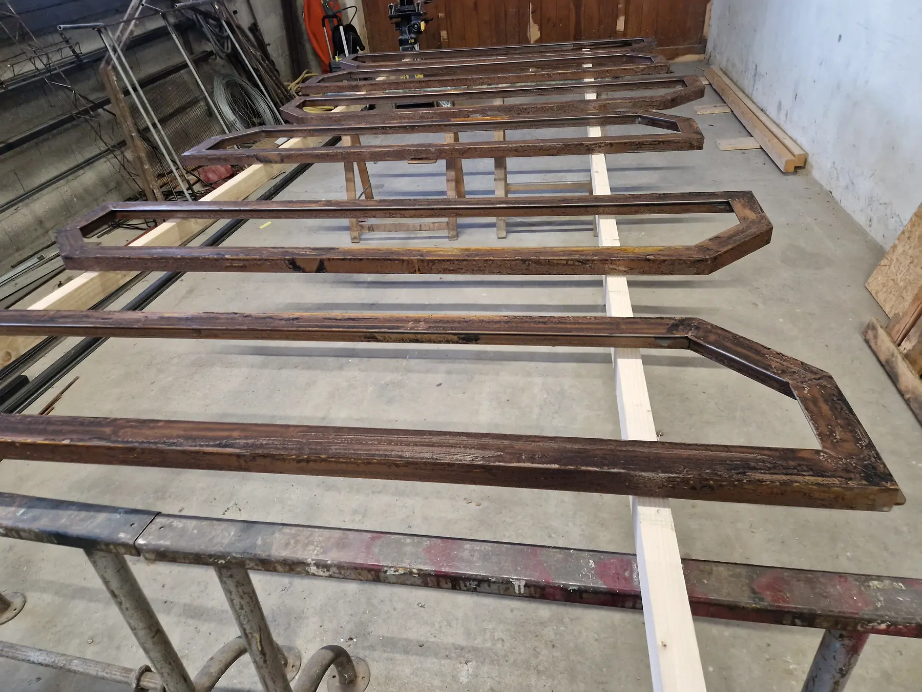 Série de cadres métalliques fabriqués et alignés dans un atelier