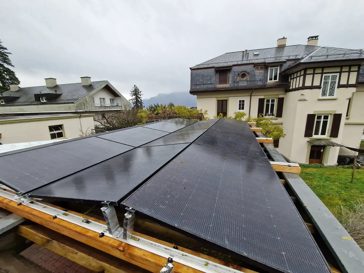 Panneaux photovoltaïques vus en angle depuis le dessus d’une structure en bois