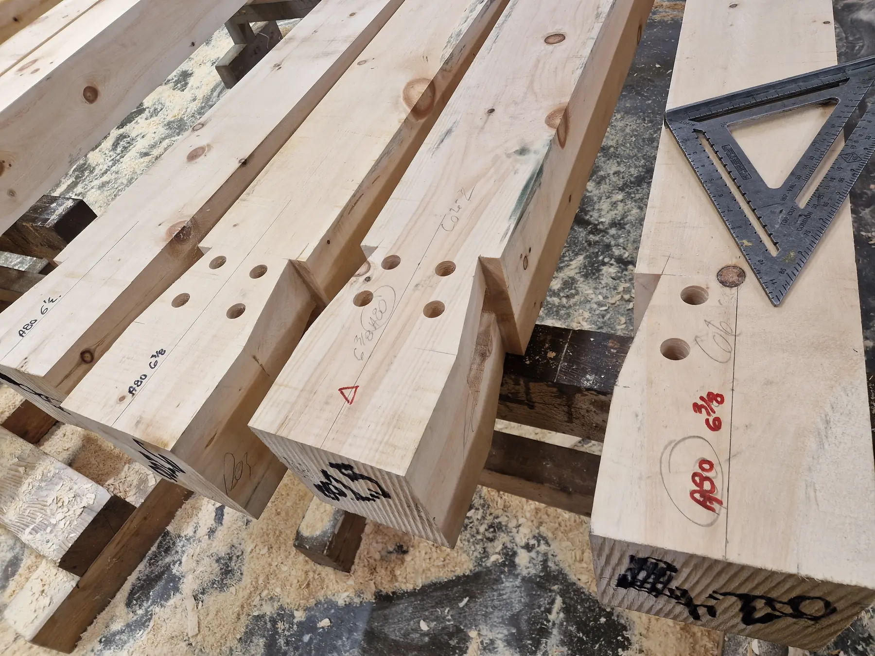 Pièces de charpente tracées et taillées dans l’atelier